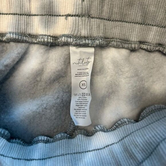 Vitality X Balance Athletica Women’s XS Affirmation Shorts Sweatpants Gray Baggy - Picture 3 of 6